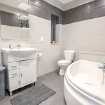 Luxurious Seafront Aparments - Chains Spinola Apartman *