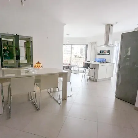 Luxurious Seafront Aparments - Chains Spinola