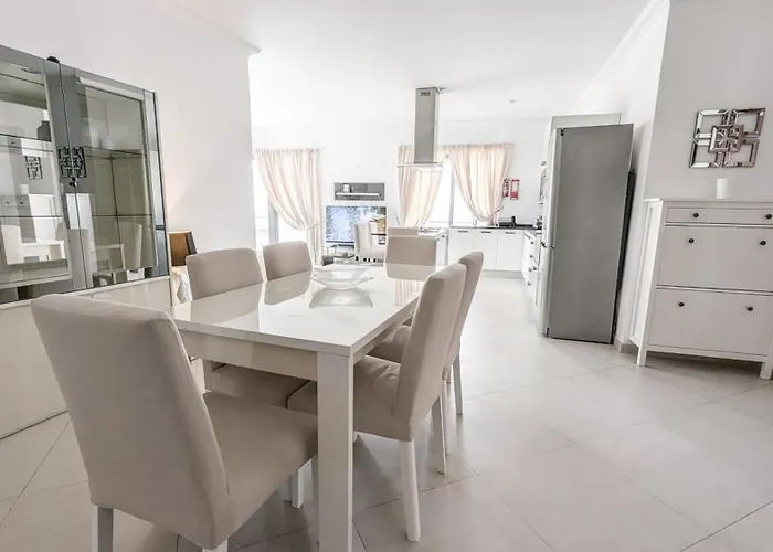 Luxurious Aparments - Chains Spinola Seafront Apartment