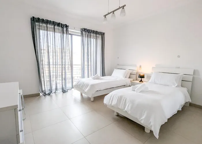 Luxurious Aparments - Chains Spinola Seafront Apartment *