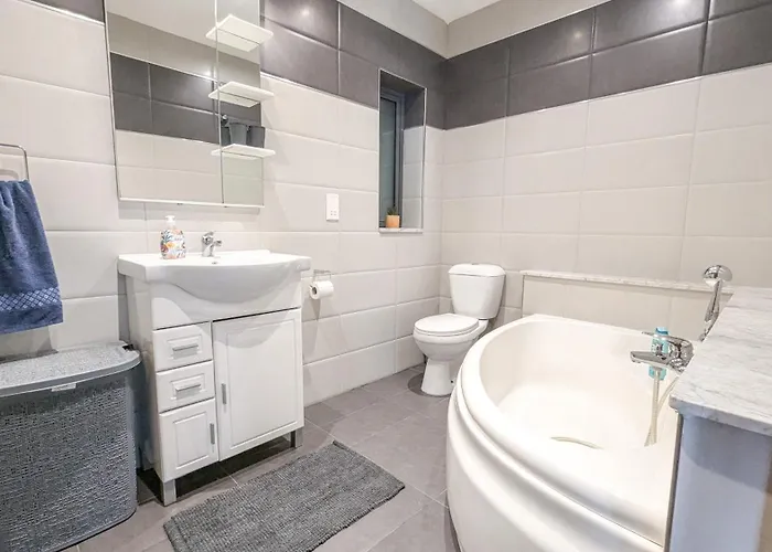 Luxurious Aparments - Chains Spinola Seafront Apartment *